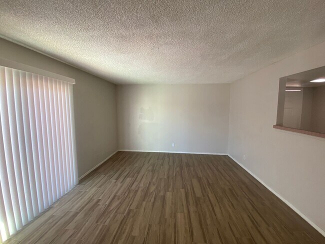 Building Photo - Charming 3 bedroom, 2 bath with Pool