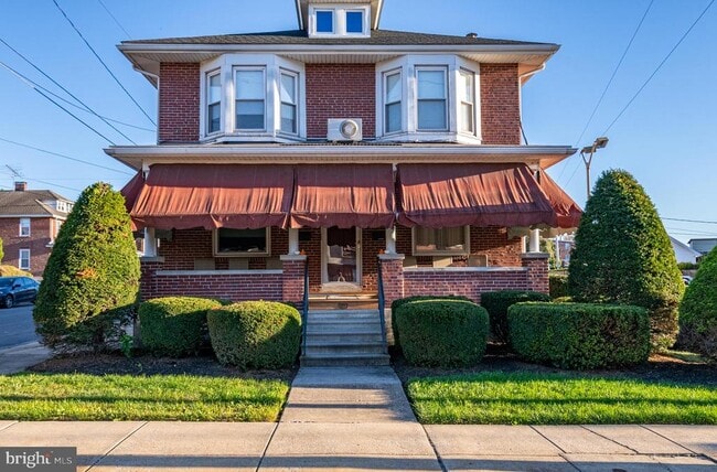 Building Photo - 910 E Bellevue Ave