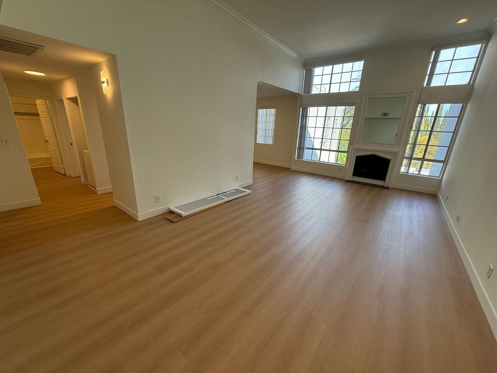 Building Photo - 15507 Moorpark St