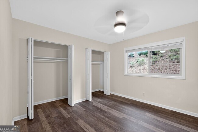 Building Photo - 2520 Peachwood Cir NE