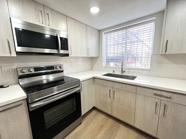 Building Photo - Recently remodeled 2-bed, 2-bath unit for rent in North Las Vegas!
