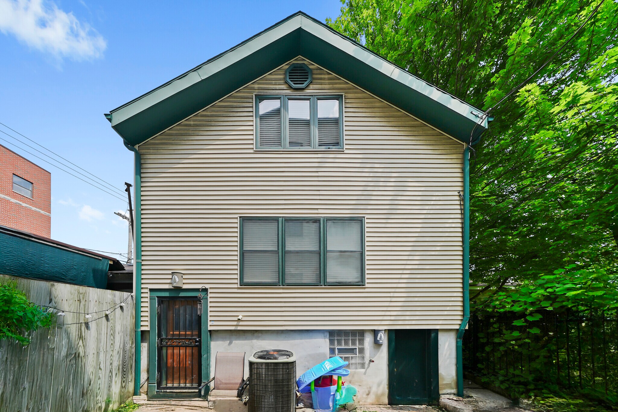 Building Photo - 2736 W Evergreen Ave