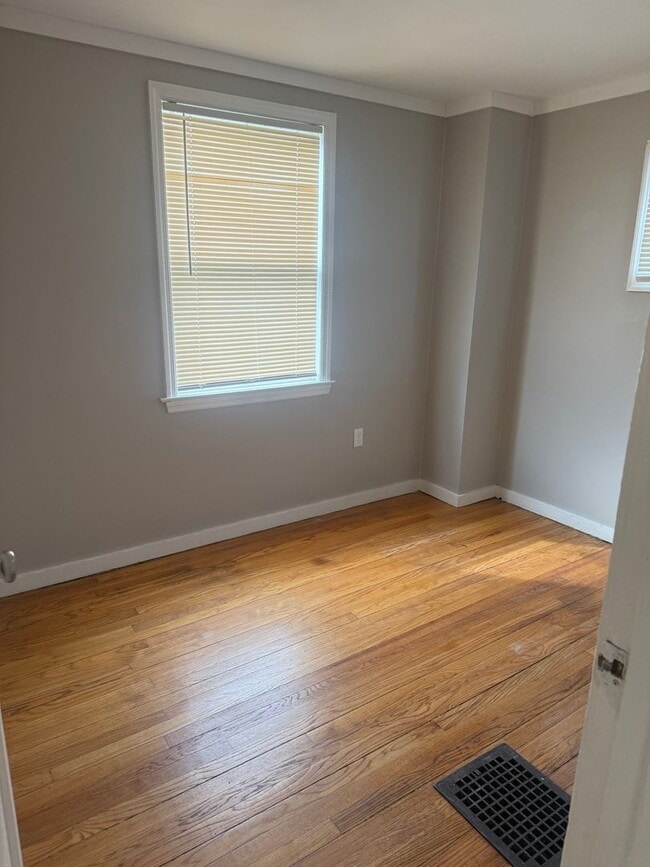 Building Photo - Spacious Mattydale 4 bed 1.5 bath home