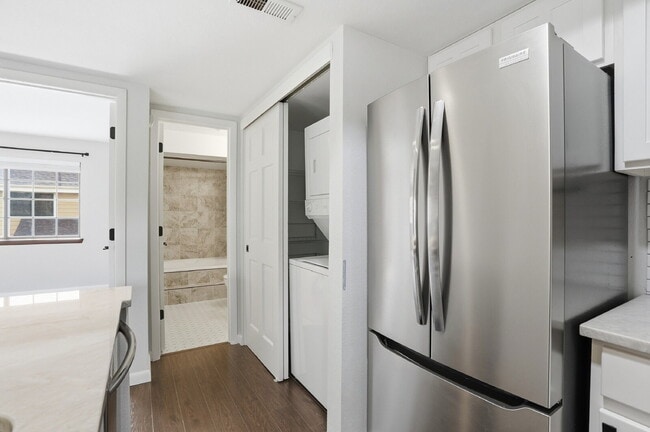 Building Photo - $2,095.95- 1 Bed, 1 Bath Updated Lofted Condo in Boulder with Central AC and In-Unit Laundry!