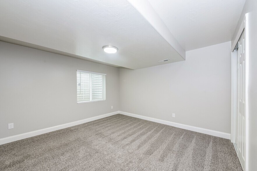 Building Photo - 2251 E Maple Dr