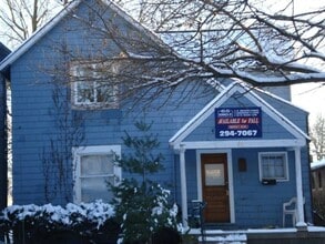 Building Photo - 4 bedroom 1 1/2 bath single family house with yard.