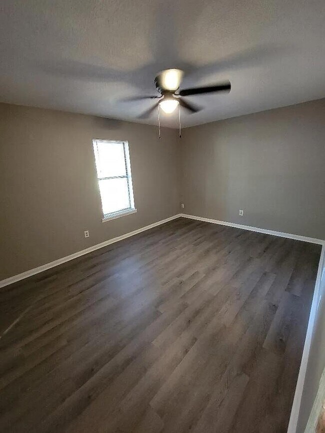 Building Photo - 19 Pinewood Ct