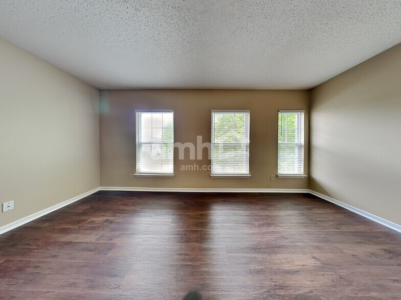 Building Photo - 10215 Noble Ct