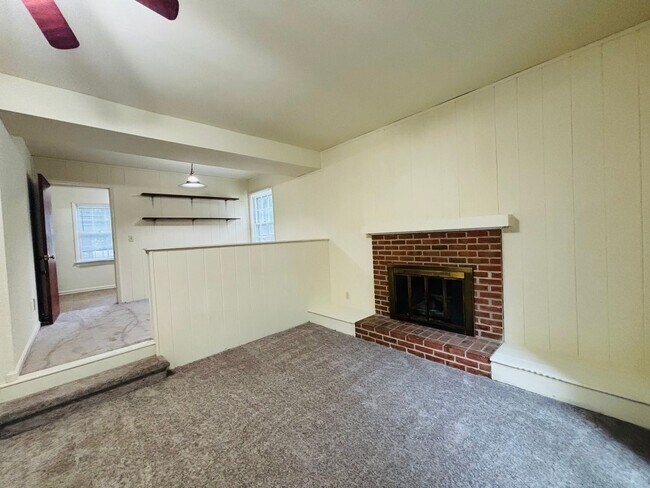 Building Photo - 124 Camelot Ct