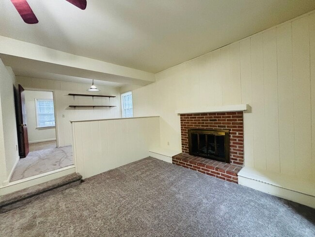 Building Photo - 3 Bedroom 2.5 Bath Townhouse