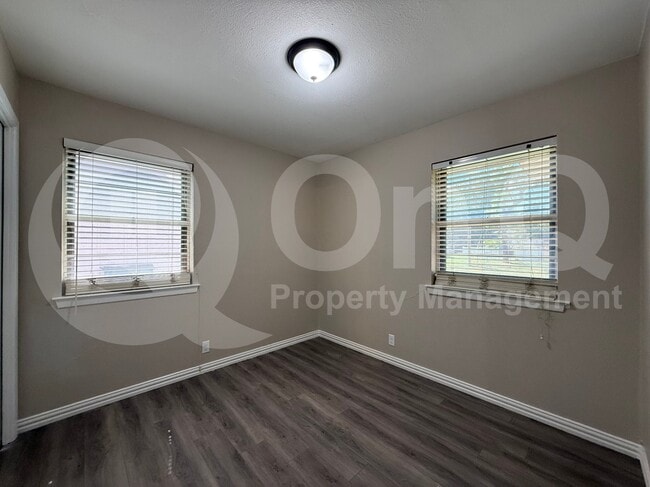 Building Photo - 362 S Shore Pl