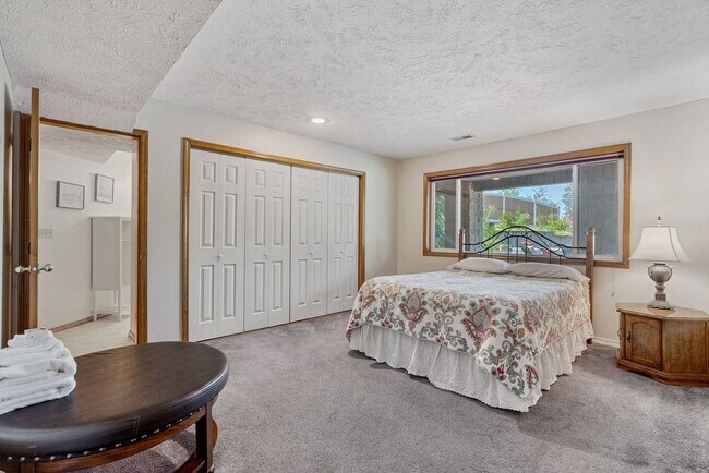 Building Photo - Stunning Home and Three Bay Shop Along Spo...