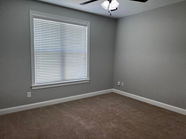 Building Photo - 212 Tulip Dr