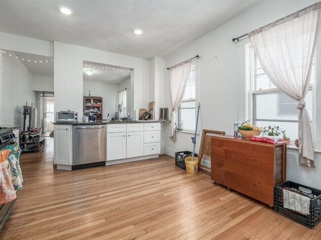Building Photo - 97 2nd St