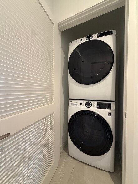 Building Photo - 170 NE 23rd St