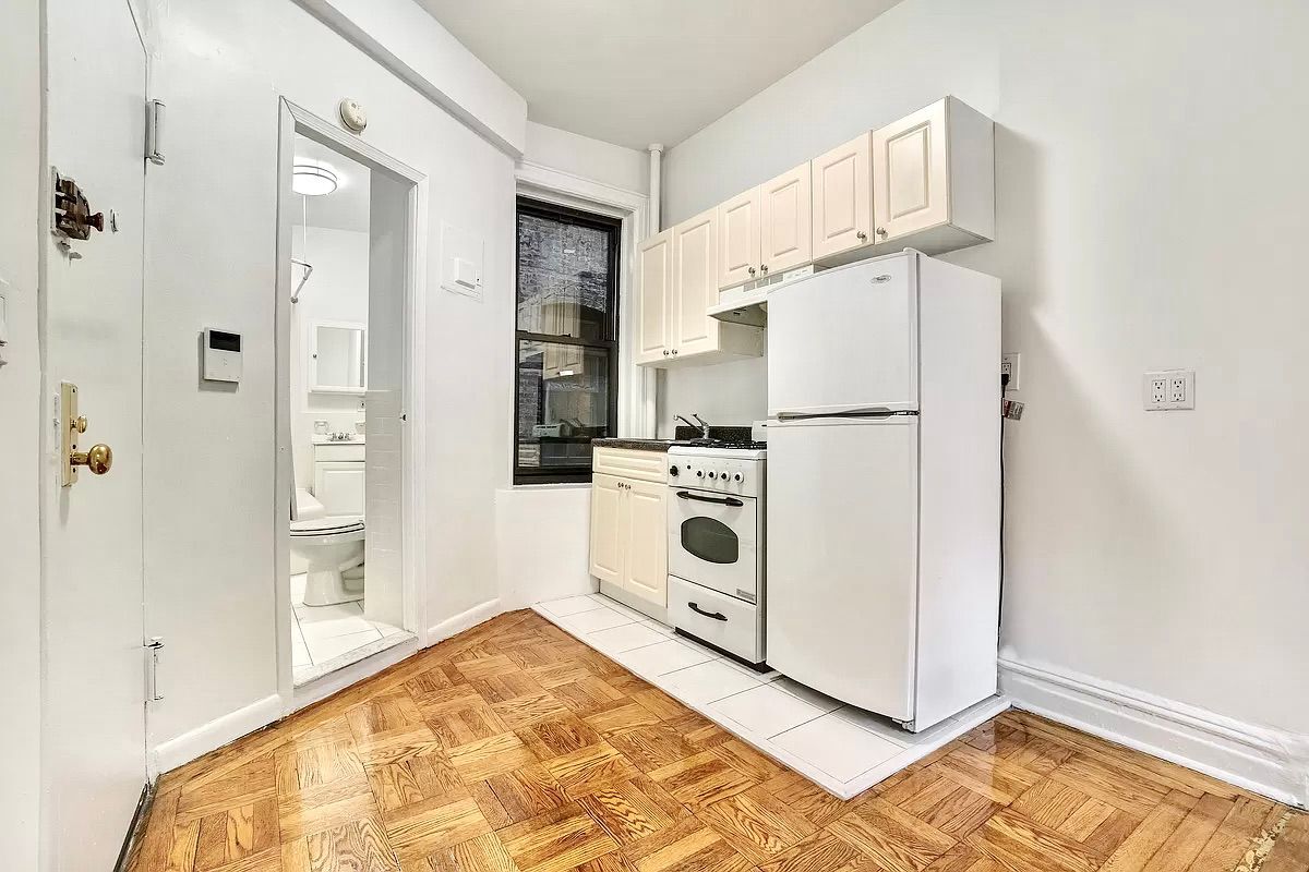 Building Photo - NO FEE Two Bed on Upper East Side! Won't S...
