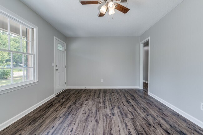 Building Photo - Spacious Home with Modern Comfort in 29223