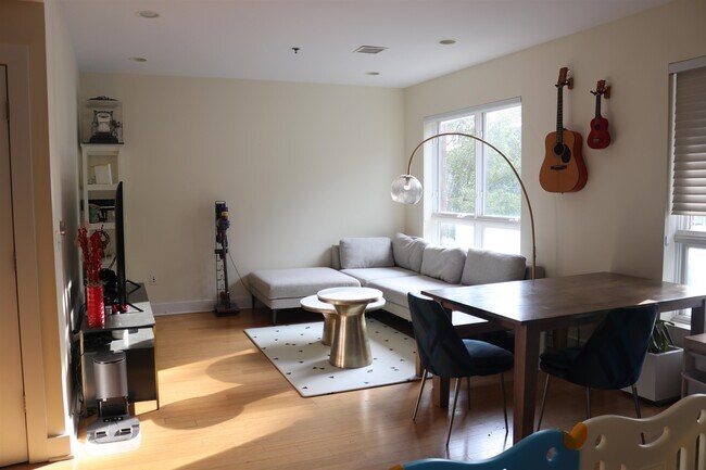 Building Photo - 636 5th St