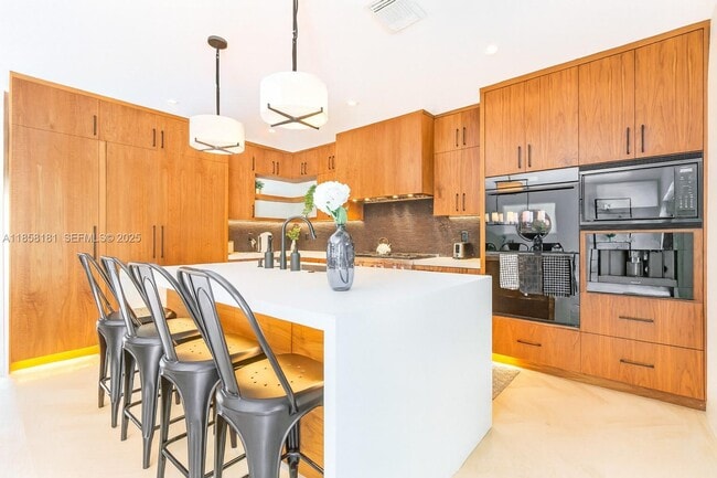 Building Photo - 9065 Emerson Ave