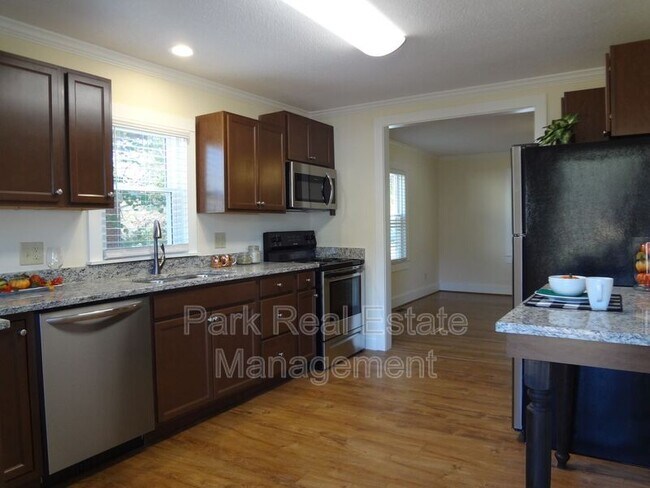 Building Photo - 602 Hillsborough Rd