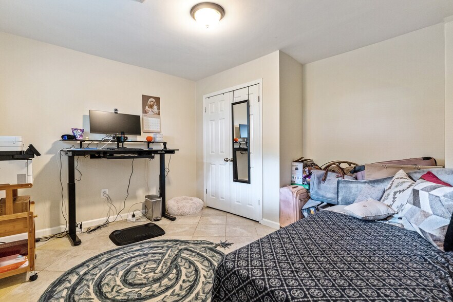 Front bedroom with large closet - 1304 Belmont St NW
