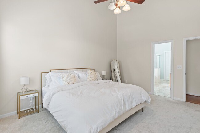 Building Photo - Gorgeous 4 Bedroom Home with Spacious Layo...