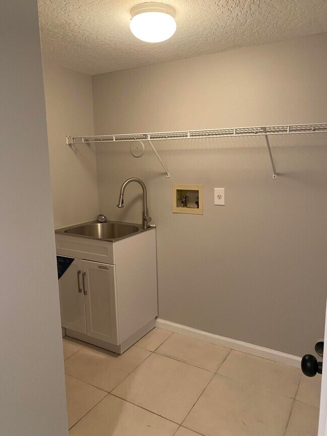 Building Photo - 5951 Regal Glen Dr