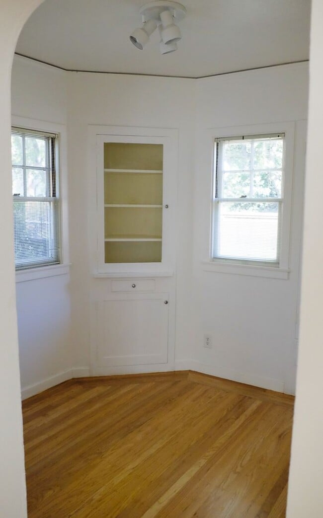 Building Photo - AVAILABLE FOR SUMMER OR FALL 2026 MOVE IN. APPLICATION DETAILS BELOW.