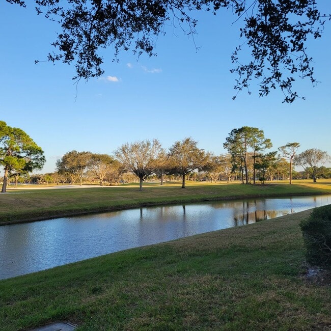 Building Photo - Annual OR Seasonal turnkey FURNISHED 2/2 ground floor condo with golf course and water views