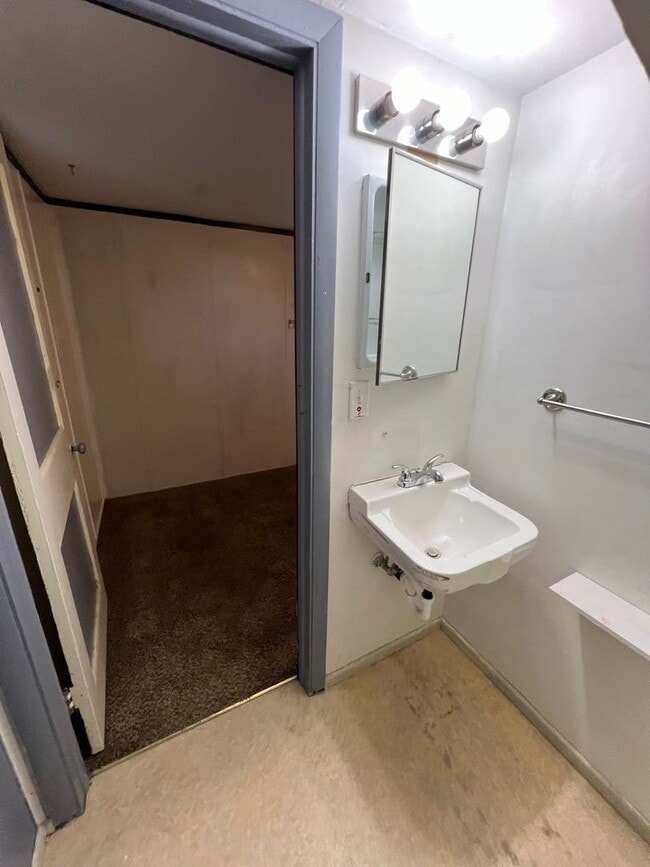 Building Photo - 3 Bed 2 Bath House