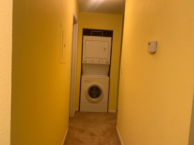 Building Photo - Beautiful upstairs condo with Washer and D...