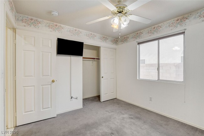 Building Photo - 114 E Tamarack Dr