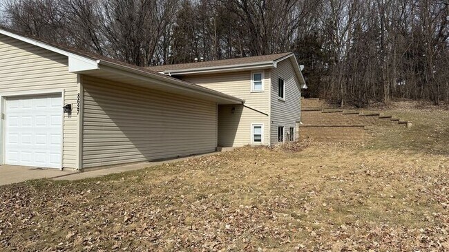 Building Photo - 8627/8635 Woodlawn Dr