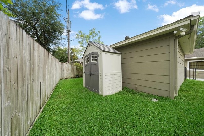 Building Photo - 12707 Trail Hollow Dr