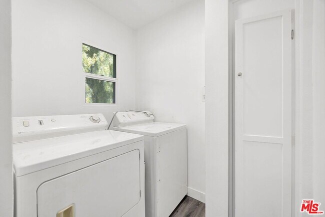 Building Photo - 201 E 91st St