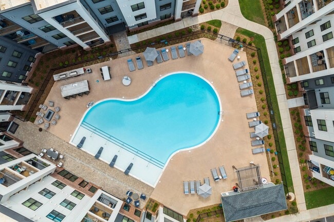 Building Photo - Riverside