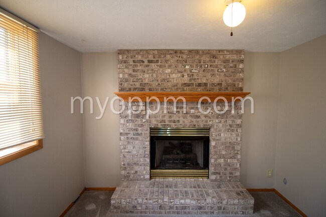 Building Photo - Spacious Omaha Home