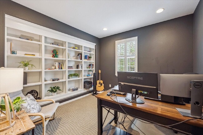 Building Photo - Golf-Course Retreat