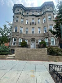 Building Photo - Dupont Circle 2-level Condo at The Cygnet. 1 Bed/1 Full Bath, Fireplace and Modern Kitchen