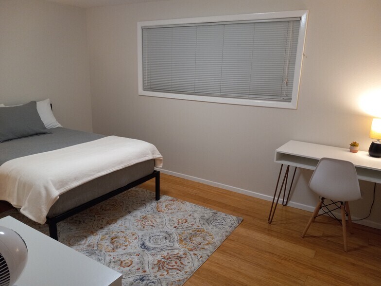 Bed room 1 of 2 full bed - 2150-2160 Raynor St SE