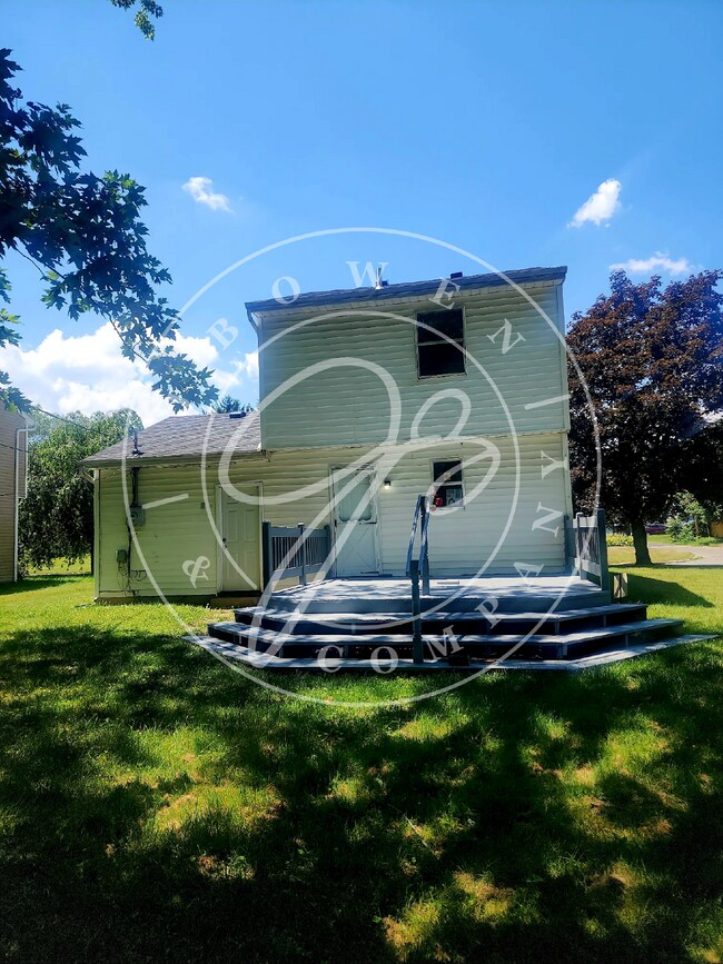 Building Photo - Preparing for showings! 3 bed 1.5 bath nea...