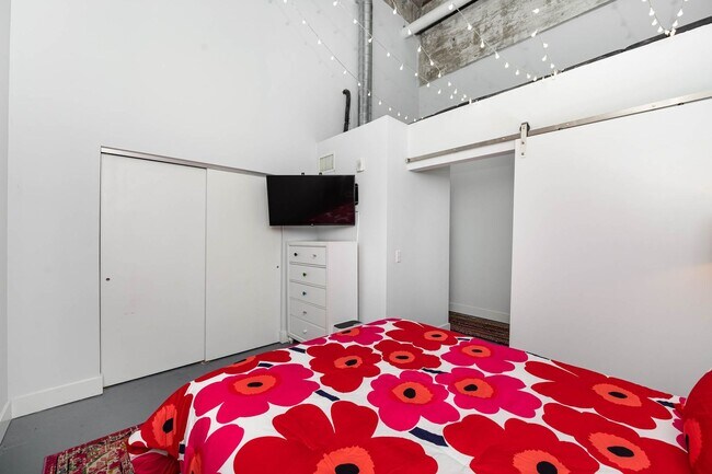 Building Photo - 2 Bedroom 2 Bath Loft Along the Little Mia...