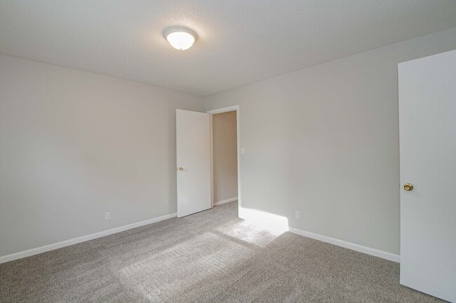 Building Photo - 809-B Golfview Pl