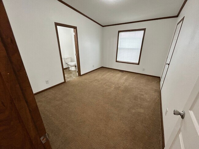 Building Photo - 220 Riverwood Dr