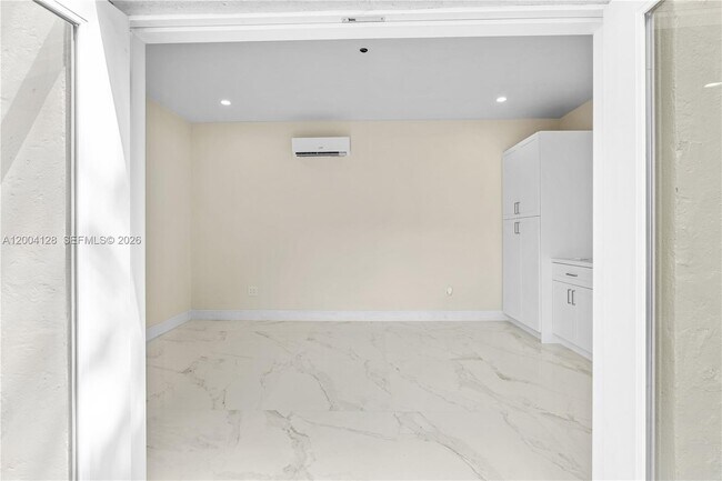 Building Photo - 2413 N Greenway Dr