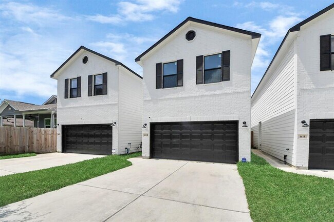 Building Photo - 4613 Ireland St
