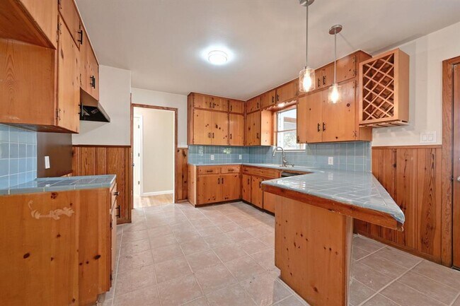 Building Photo - 1900 Cedar Ave