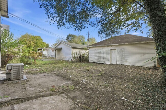 Building Photo - 3-Bed, 2-Bath Home with Large Kitchen & De...