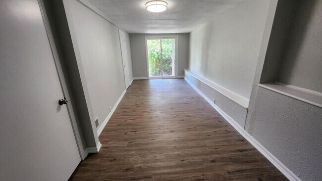 Building Photo - 8430 Oak St