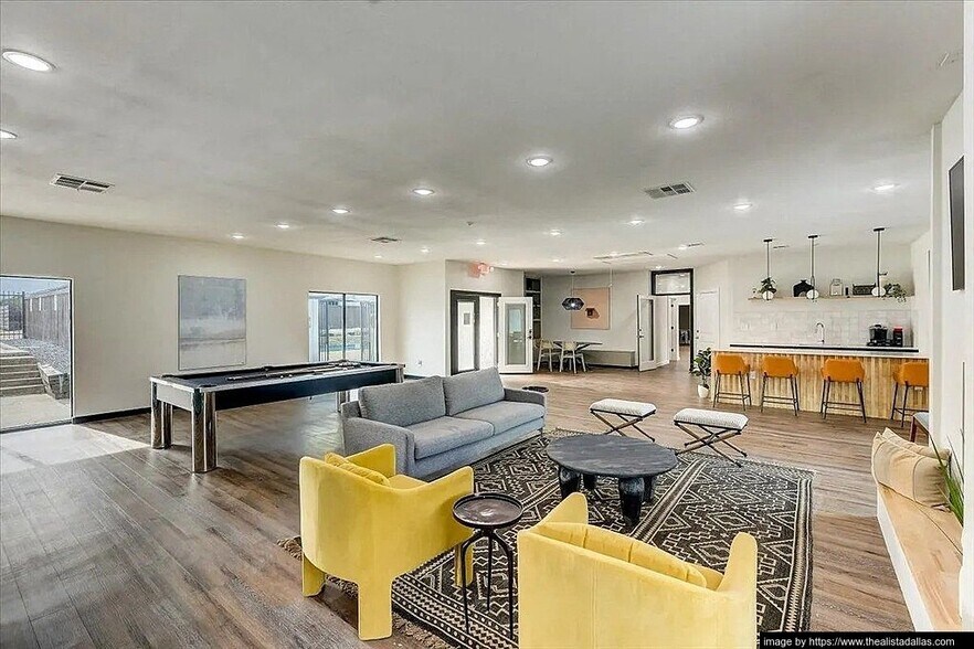 Building Photo - 10028 Royal Ln